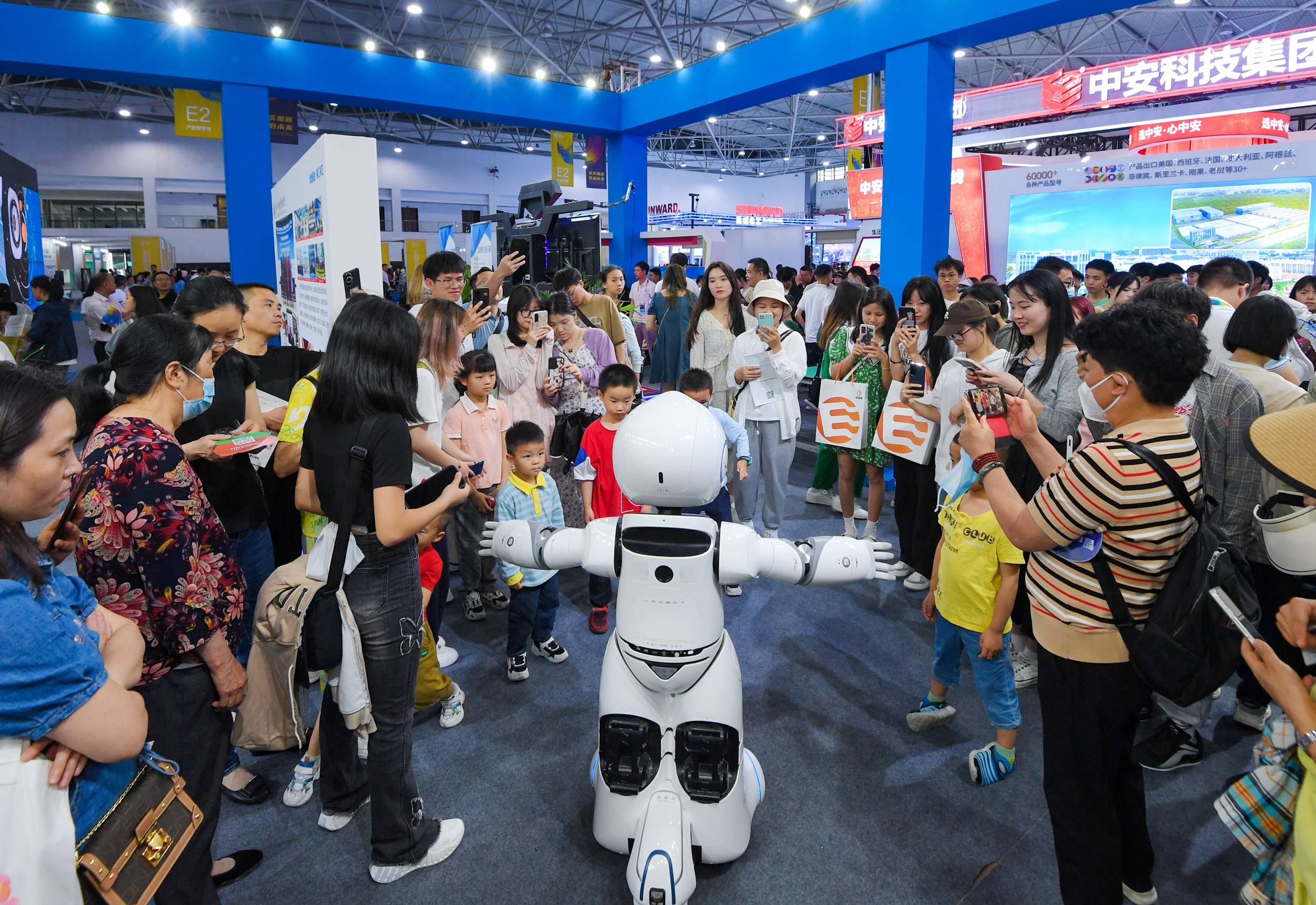 三大运营商去年业绩齐增 2025年将全力竞逐AI赛道