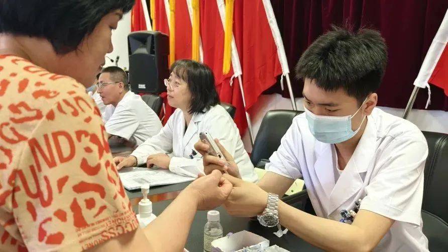 各地保障和改善民生观察：“海螺姑娘”帮扶特困人员 卫生室便利村民就医