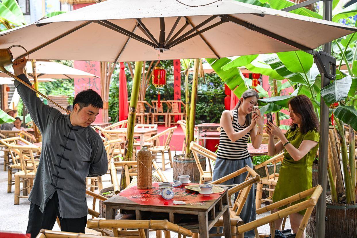 新华视点丨盘点暑期文旅打开方式：多元业态激活消费新动能