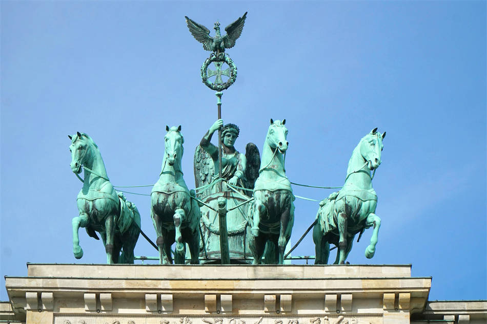 纪念中国人民抗日战争暨世界反法西斯战争胜利80周年文艺晚会《正义必胜》在京隆重举行 习近平等出席观看