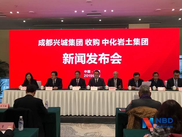 扣非连亏股沪硅产业拟70.4亿元关联收购 3标的均亏损