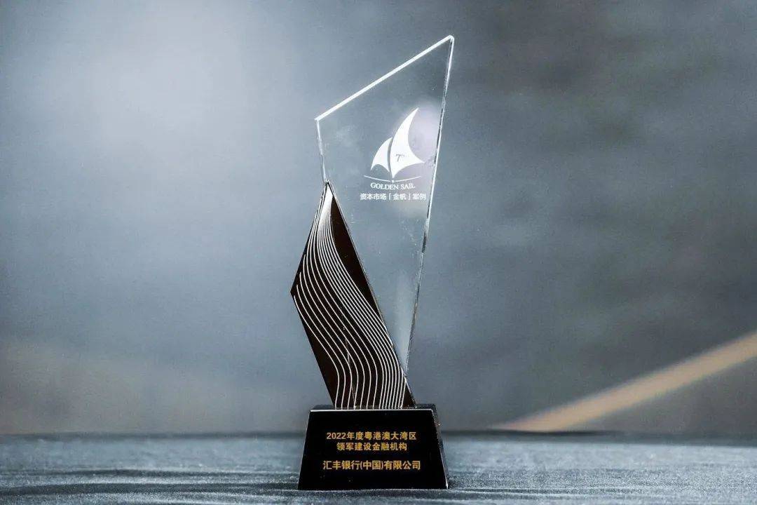 财经聚焦|潮流“挂”身上 小包挂“摇动”新浪潮