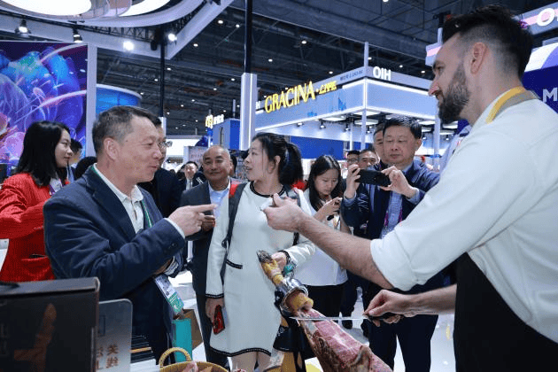 第八届进博会丨链接全球经贸新机遇——虹桥论坛中外嘉宾共话金融助力全球经贸发展