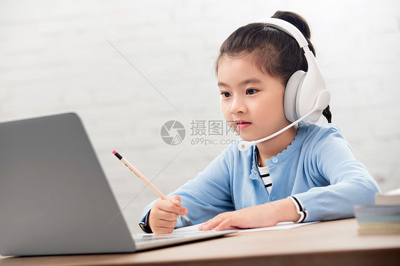 我国网民规模达11.25亿人 互联网普及率突破80%