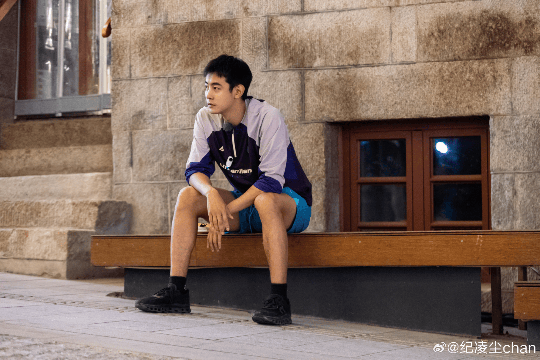 纪凌尘高铁假装看书上热搜，读屏时代还需要再看纸质书吗？