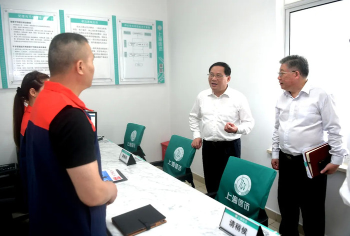 李强在安徽看望慰问基层干部群众