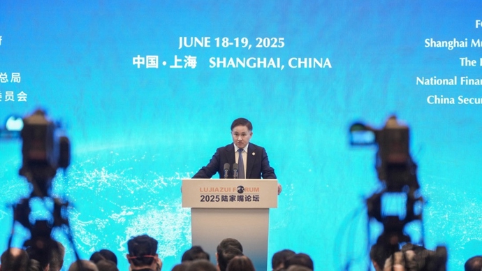 央行行长潘功胜宣布将在上海实施八项政策举措