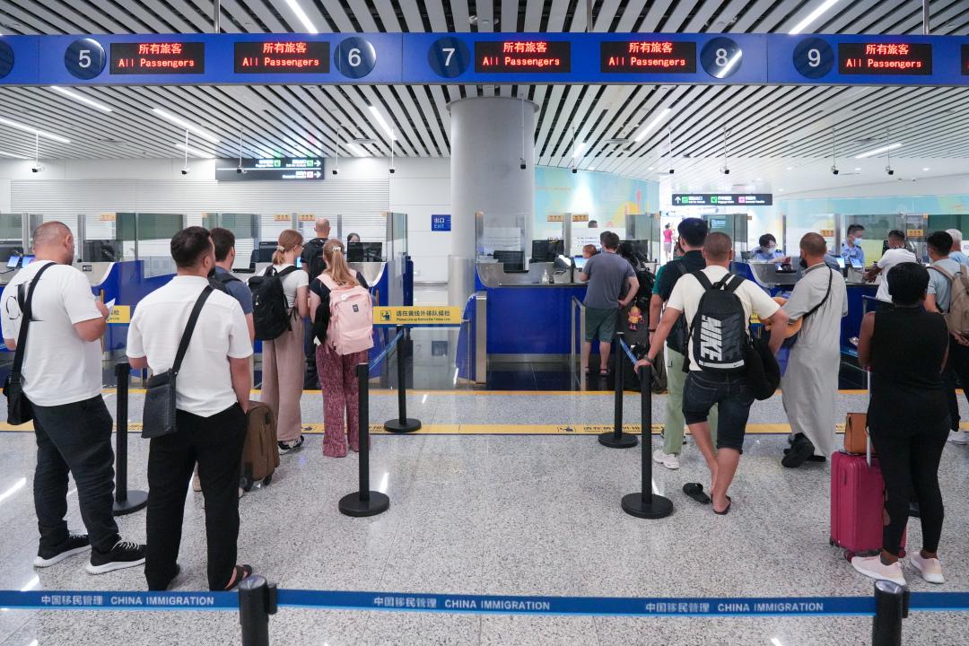 国庆中秋假期第二天 交通客流保持高位运行