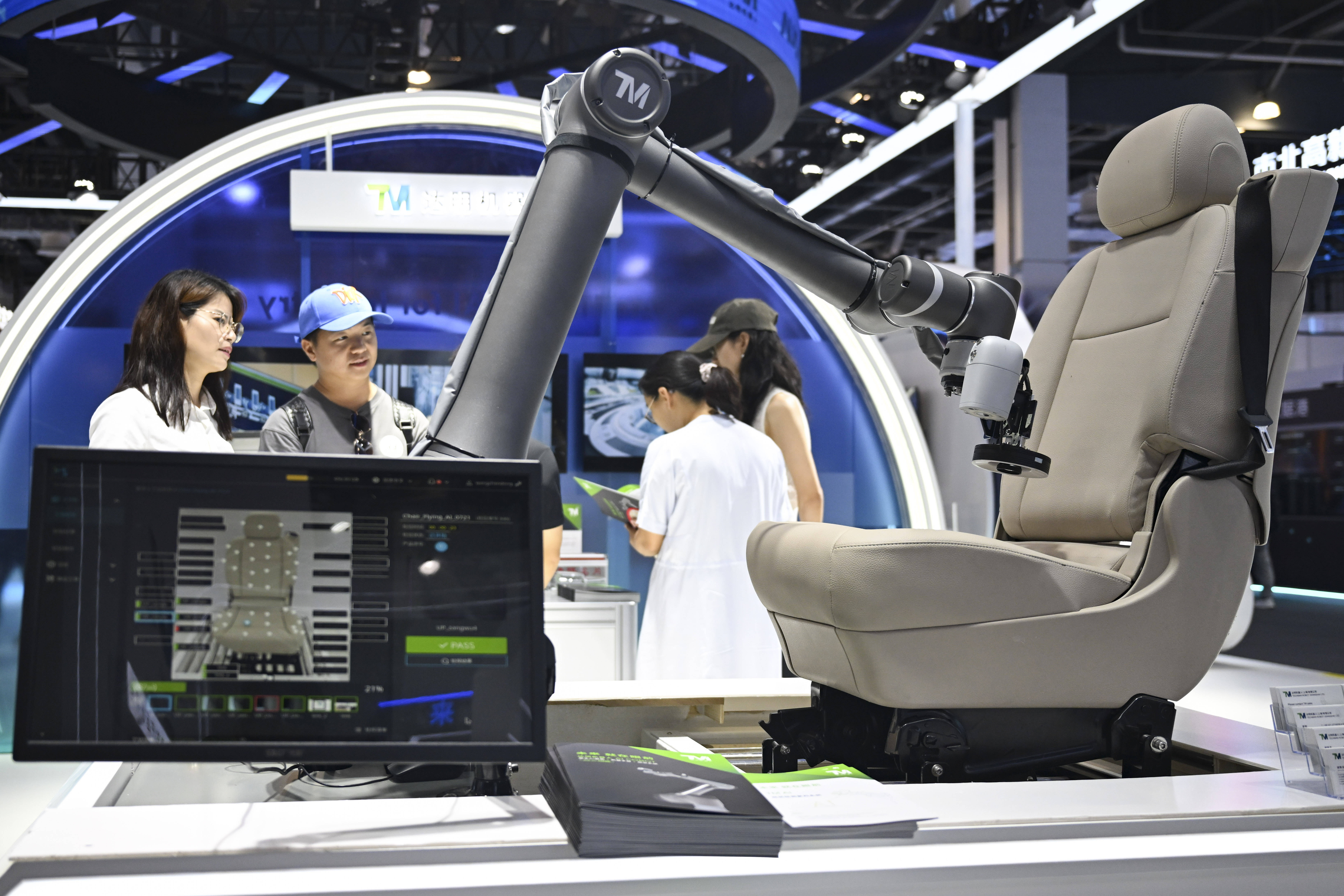 星动纪元携人形机器人产品矩阵亮相CES