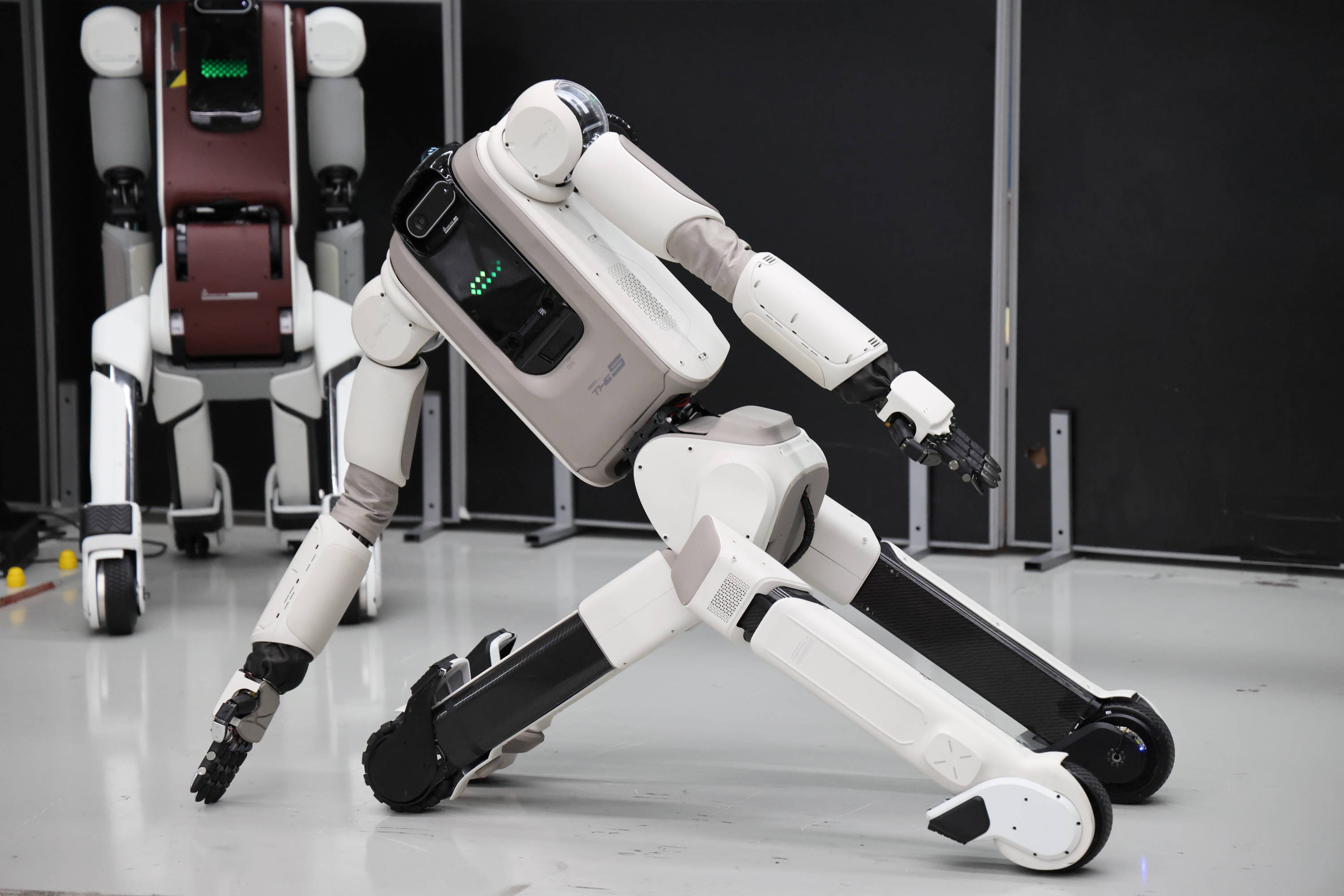 铁路成都东站来了个“机器人”