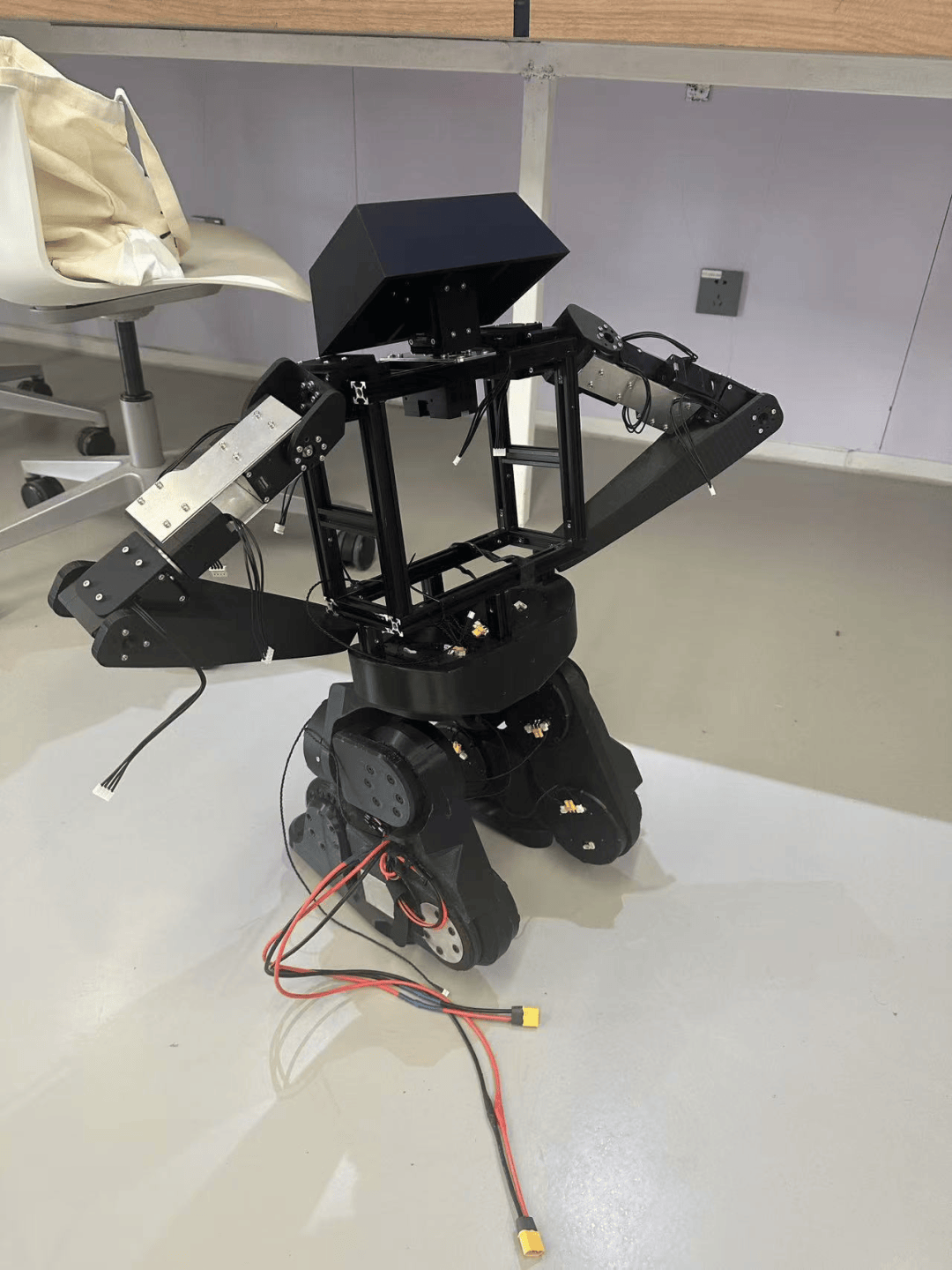 铁路成都东站来了个“机器人”