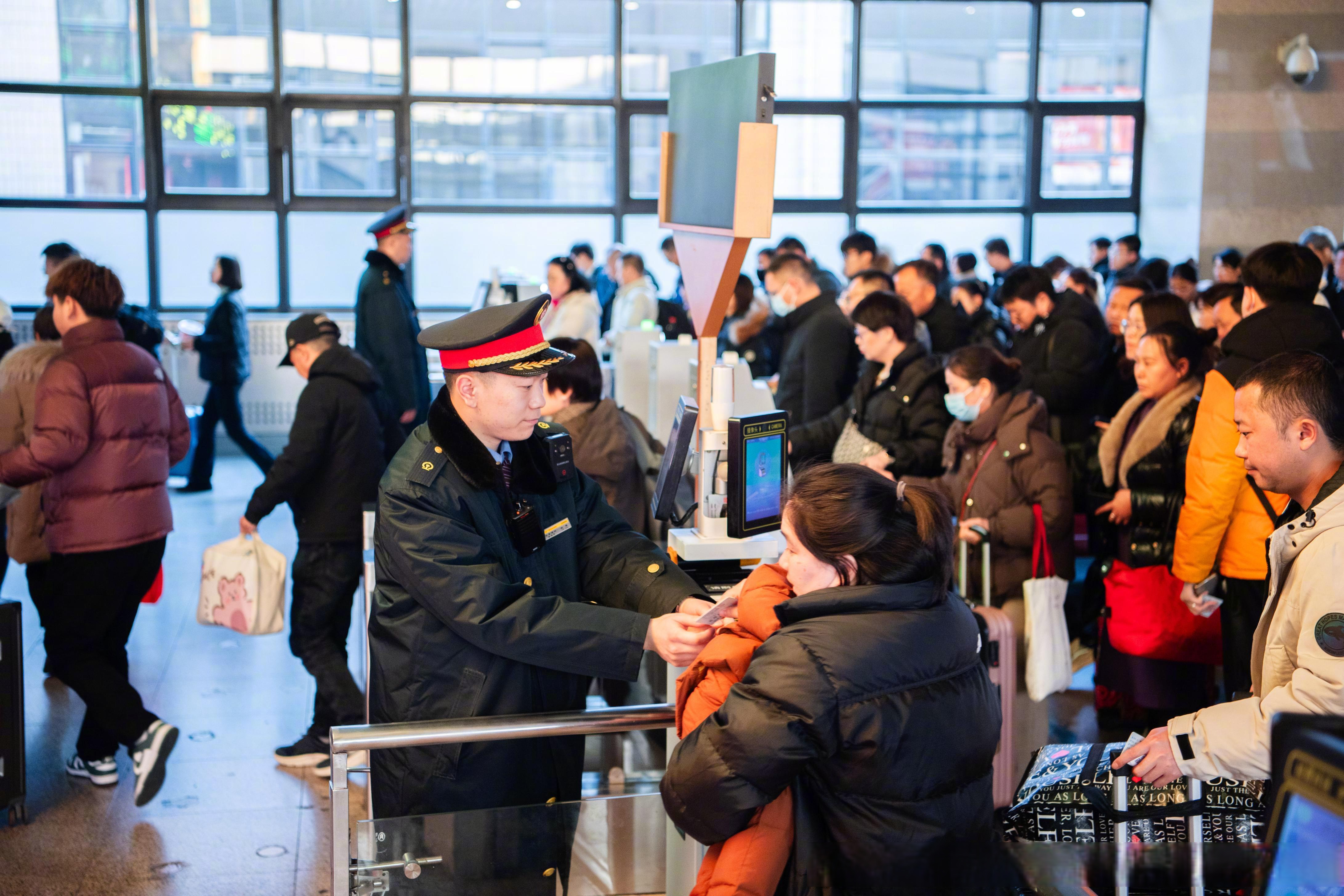 2月2日春运首日全国铁路发送旅客1223.5万人次
