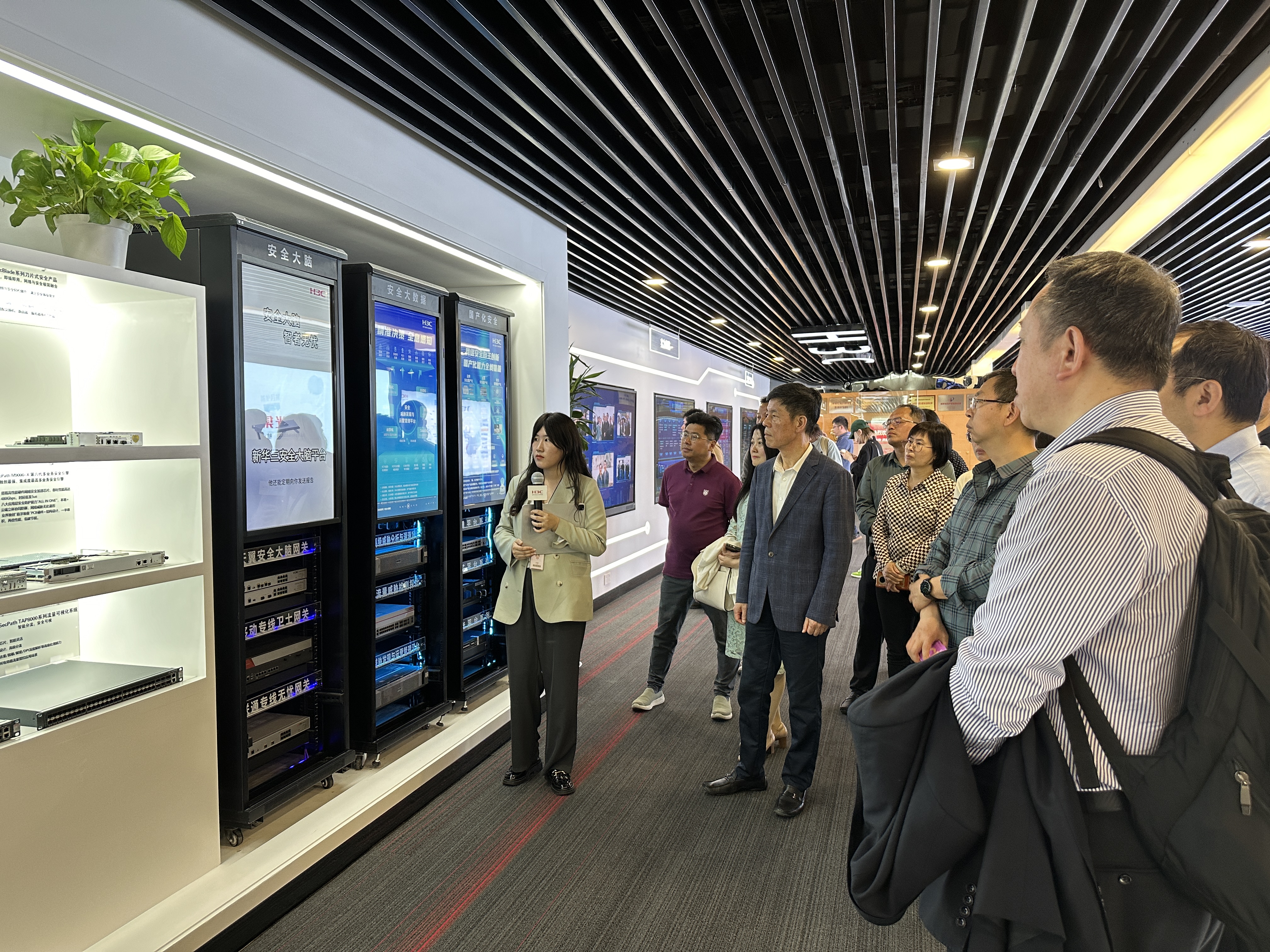 新华鲜报丨互联网普及率超80%！数智生活向“新”向“好”