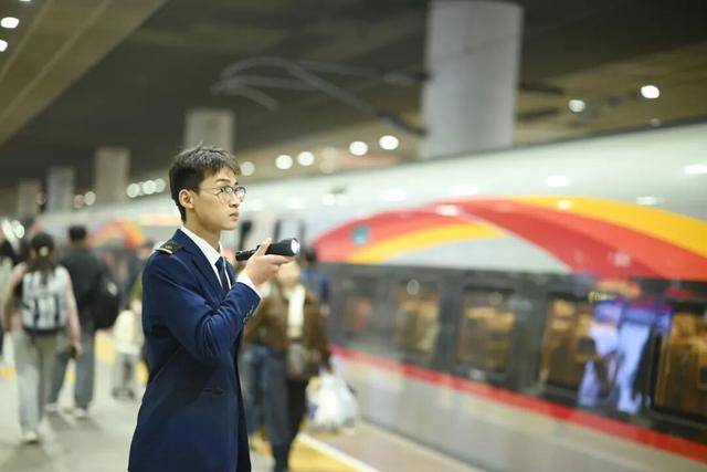 全国铁路迎来返程客流最高峰